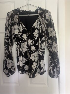 Black & White Floral V-Neck Blouse